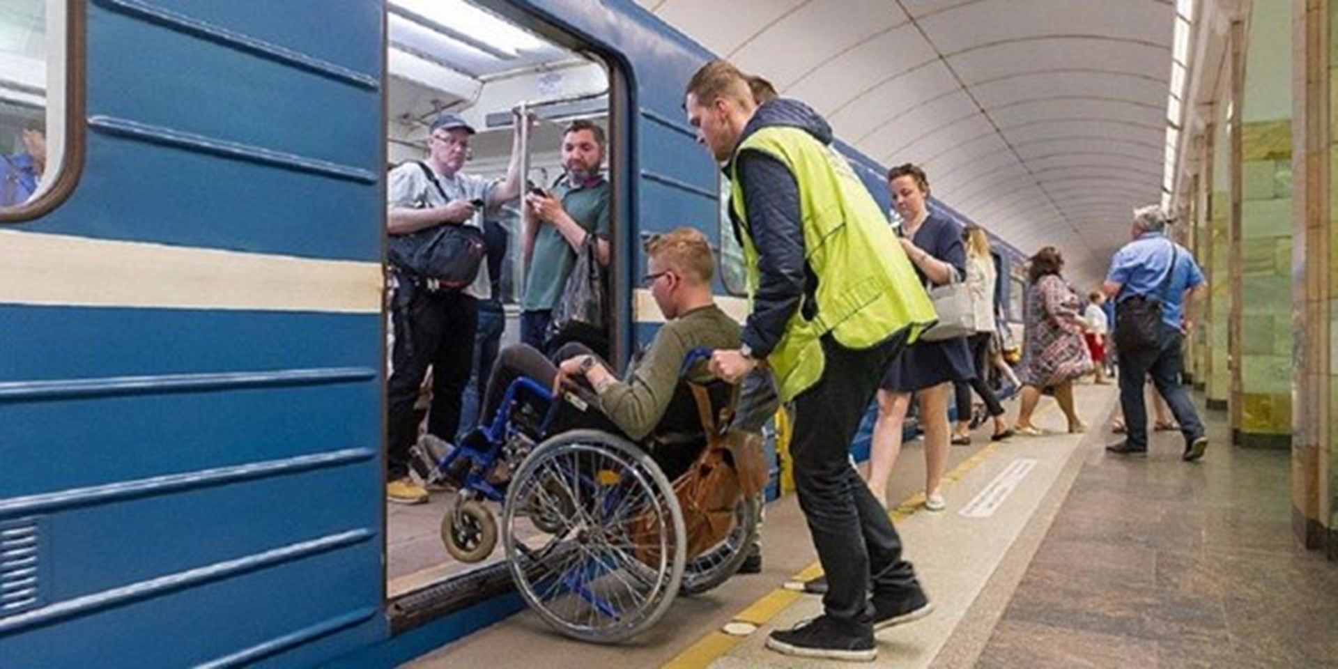 Инвалид 11 группы. Инвалиды в метро. Места для инвалидов в метро. Доступность метро в Петербурге для инвалидов. Пассажиры с ограниченными возможностями.